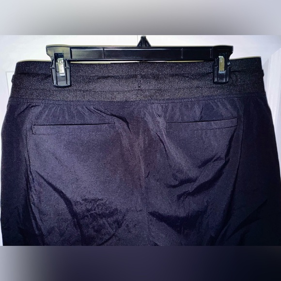 Kyodan Black Activewear shorts. Roll up and snap or leave down. Size L. NWOT - Picture 4 of 9